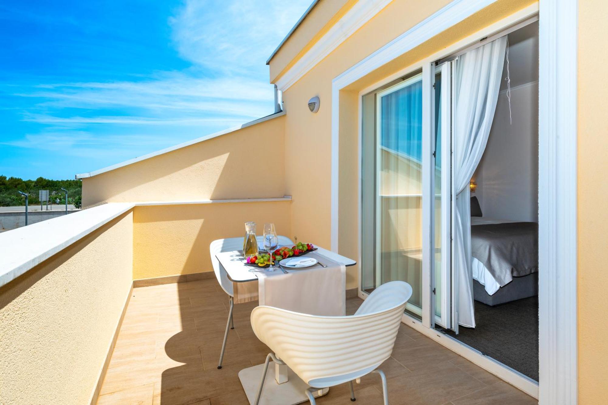 Guest Accommodation Atrium Gulin โลโซวาซ ภายนอก รูปภาพ
