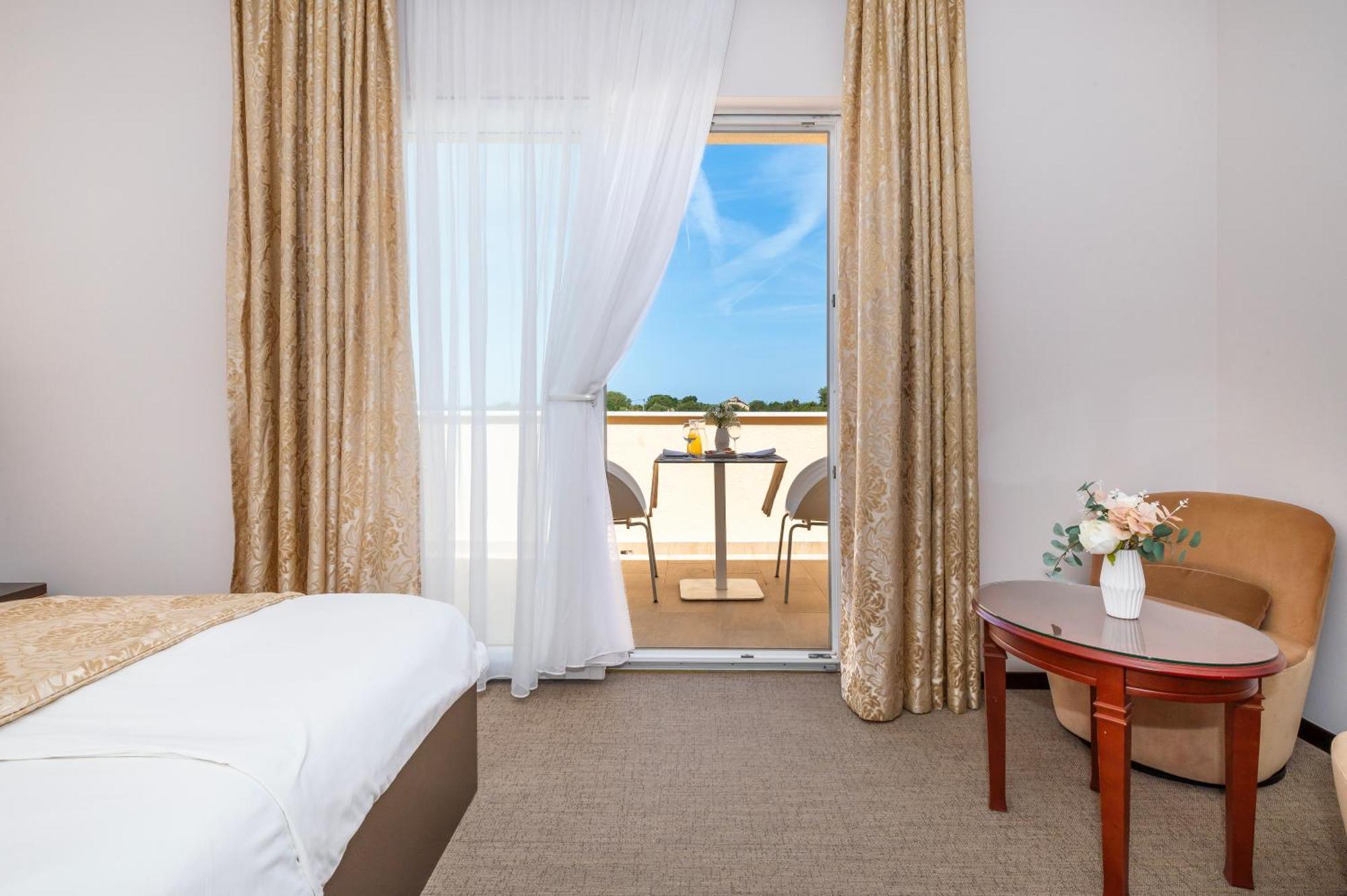 Guest Accommodation Atrium Gulin โลโซวาซ ภายนอก รูปภาพ
