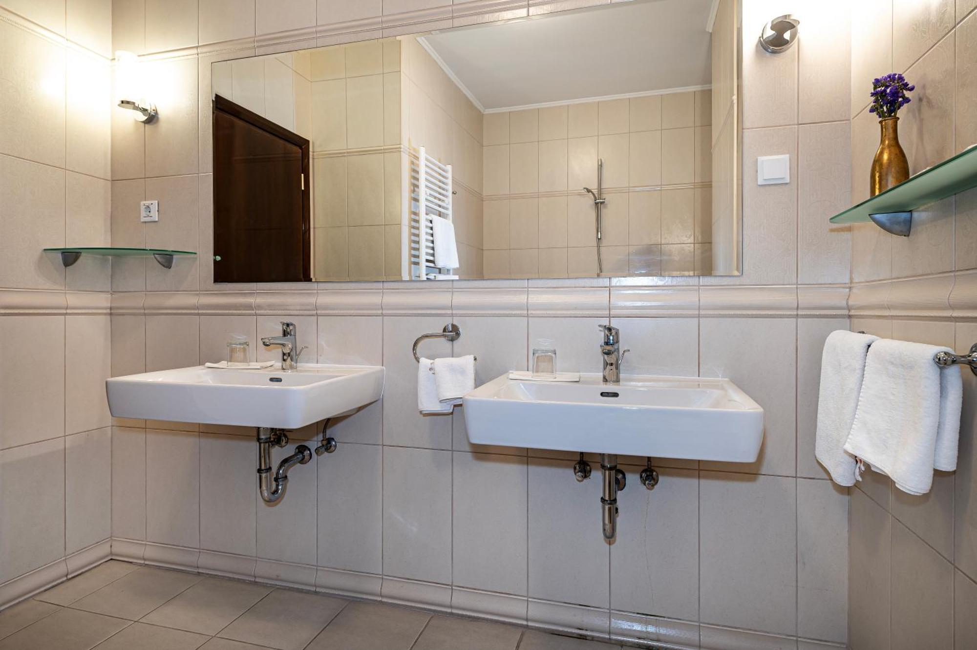 Guest Accommodation Atrium Gulin โลโซวาซ ภายนอก รูปภาพ