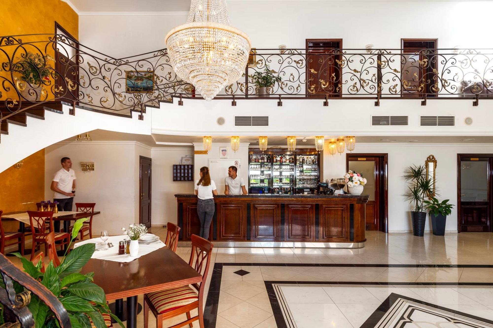 Guest Accommodation Atrium Gulin โลโซวาซ ภายนอก รูปภาพ