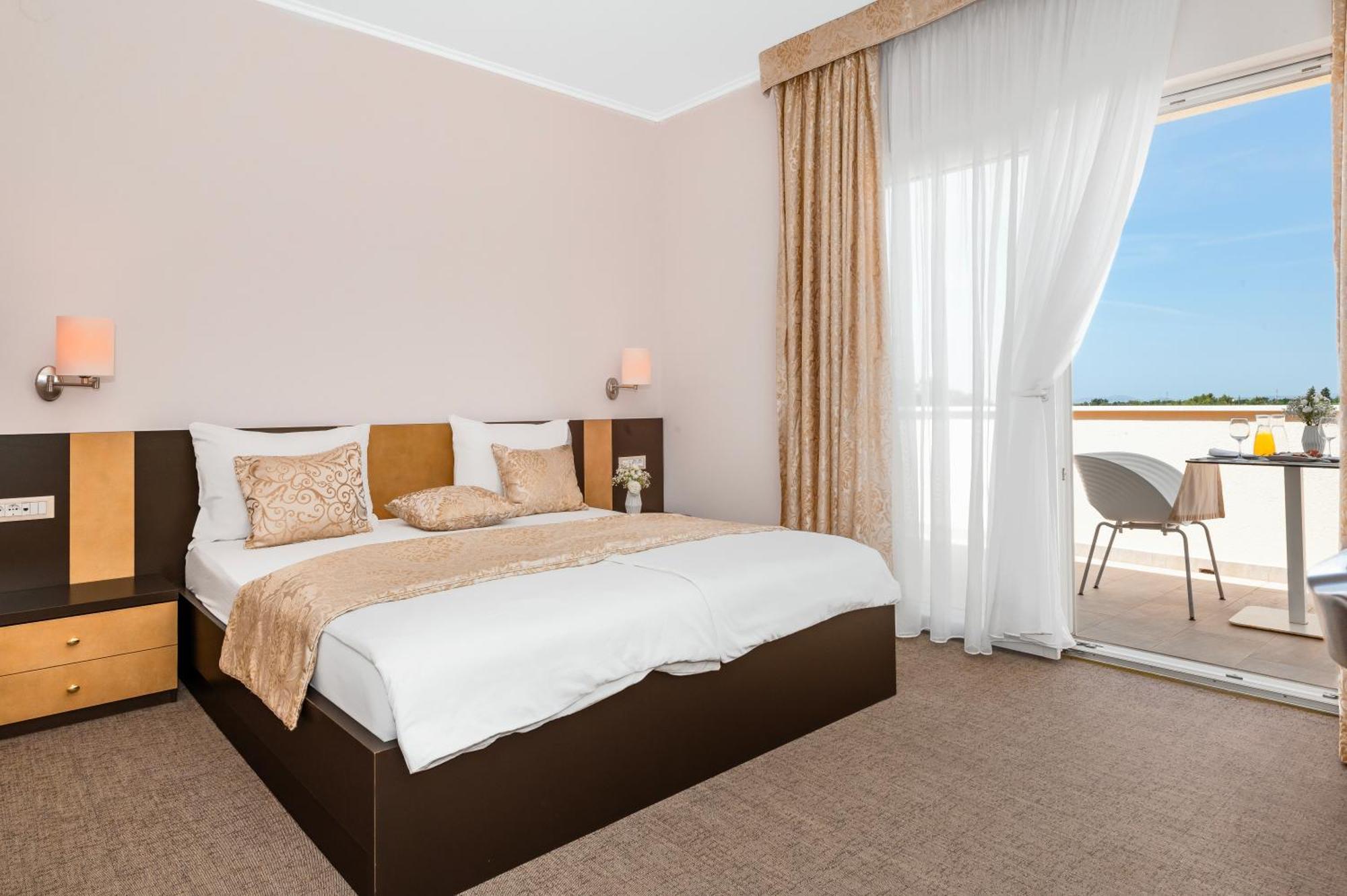 Guest Accommodation Atrium Gulin โลโซวาซ ภายนอก รูปภาพ