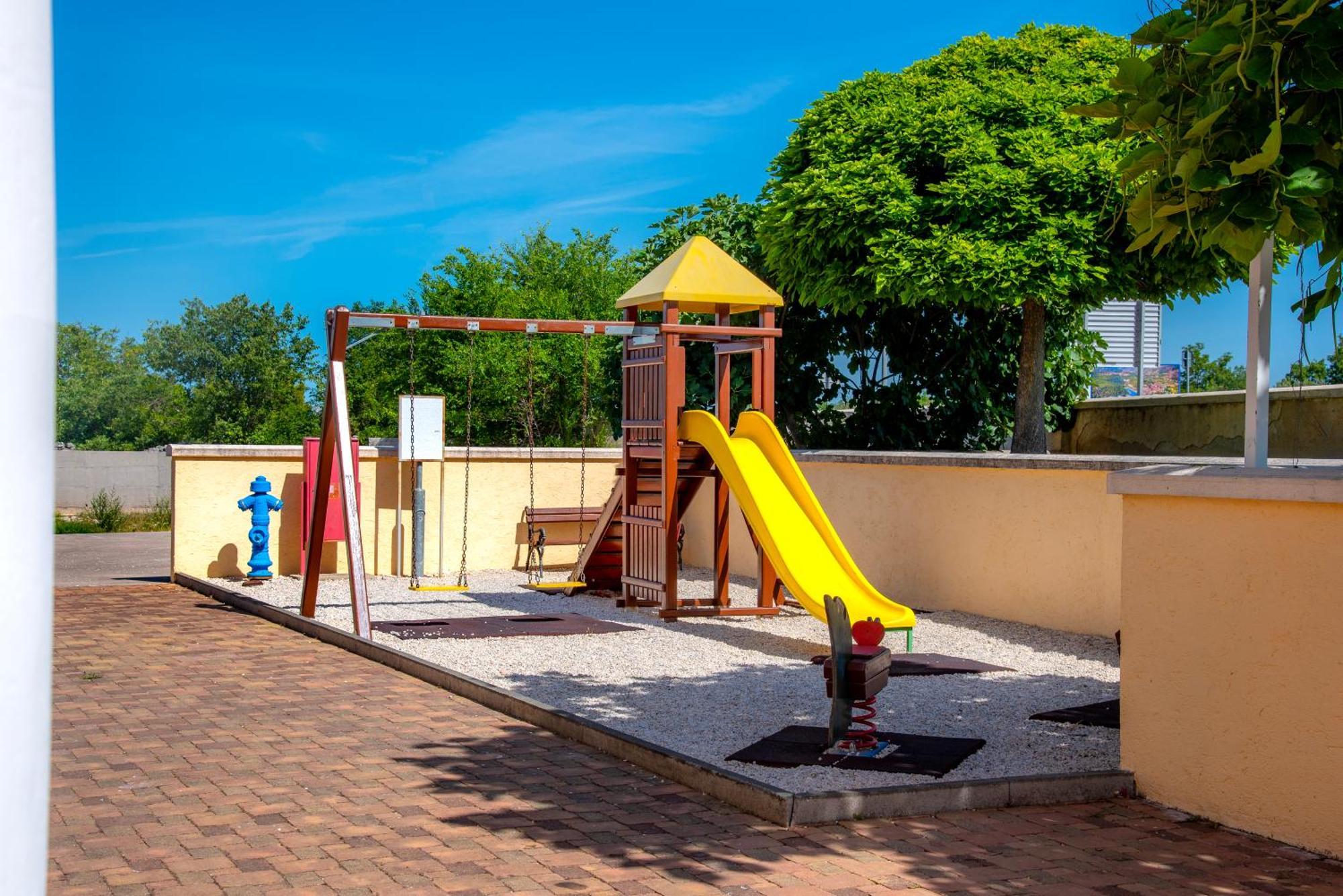 Guest Accommodation Atrium Gulin โลโซวาซ ภายนอก รูปภาพ