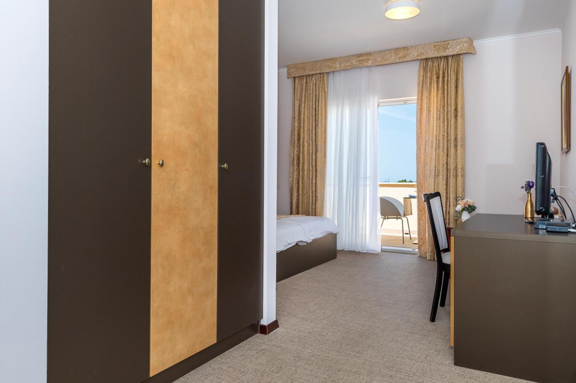 Guest Accommodation Atrium Gulin โลโซวาซ ภายนอก รูปภาพ