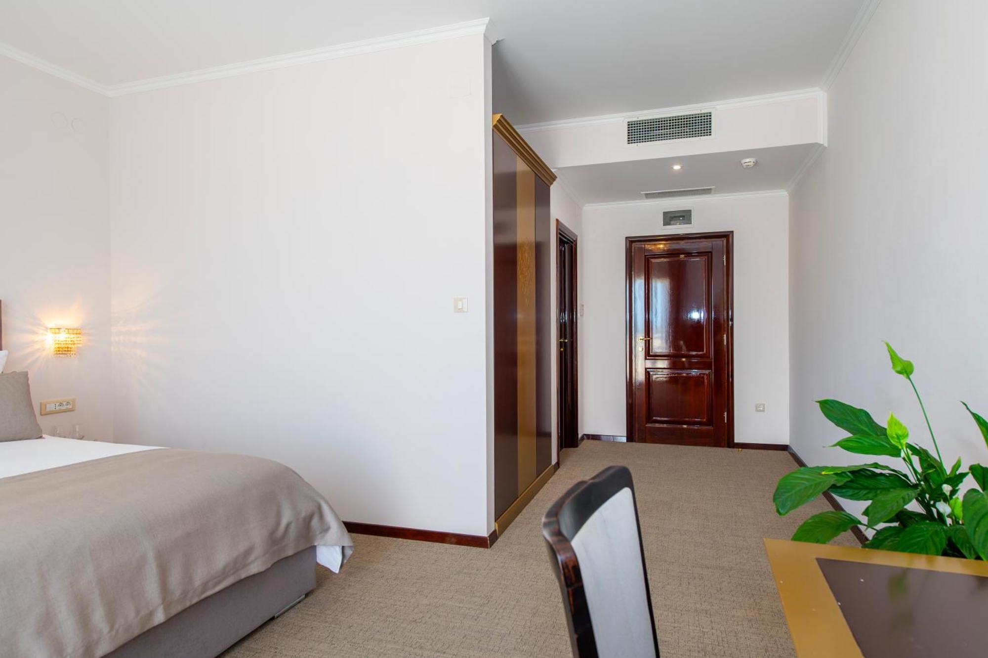 Guest Accommodation Atrium Gulin โลโซวาซ ภายนอก รูปภาพ