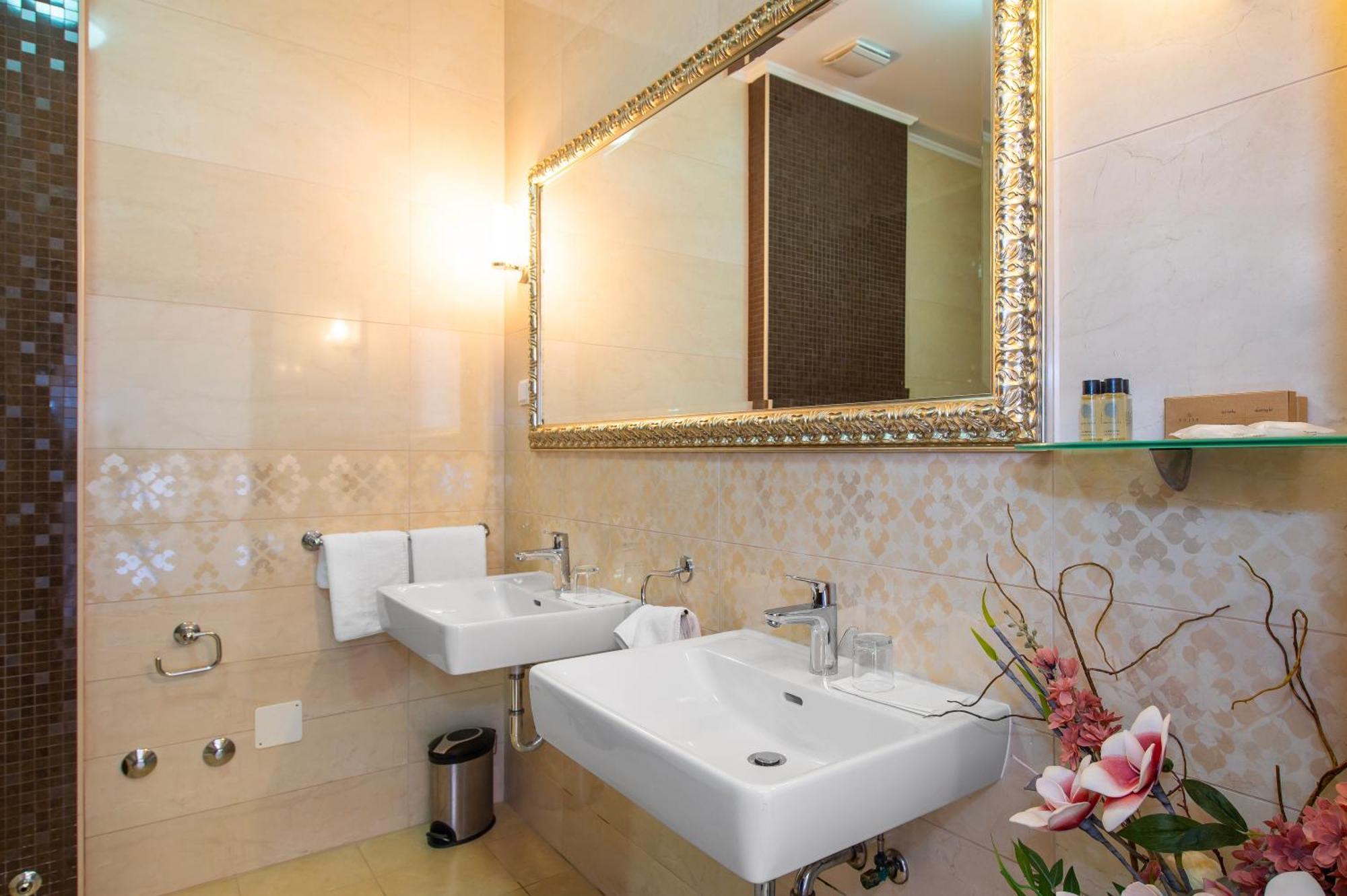 Guest Accommodation Atrium Gulin โลโซวาซ ภายนอก รูปภาพ